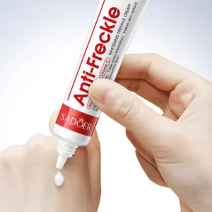 Hand dispensing SADOER Niacinamide & Vitamin C Anti-Freckle Face Cream onto skin to show texture.