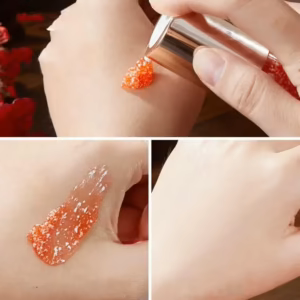 Texture swatch of SADOER Dragon Blood Anti-Ageing Face Cream blending into smooth, hydrated skin.